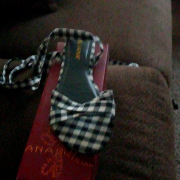 Sandals - Picture 1 of 3